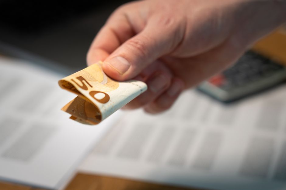 AI Receptionist vs Human: When Does It Actually Save Money? — concept